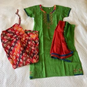 Indian kurta set (women’s Medium)